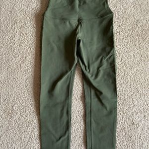 NWOT ALO Yoga Legging Capri